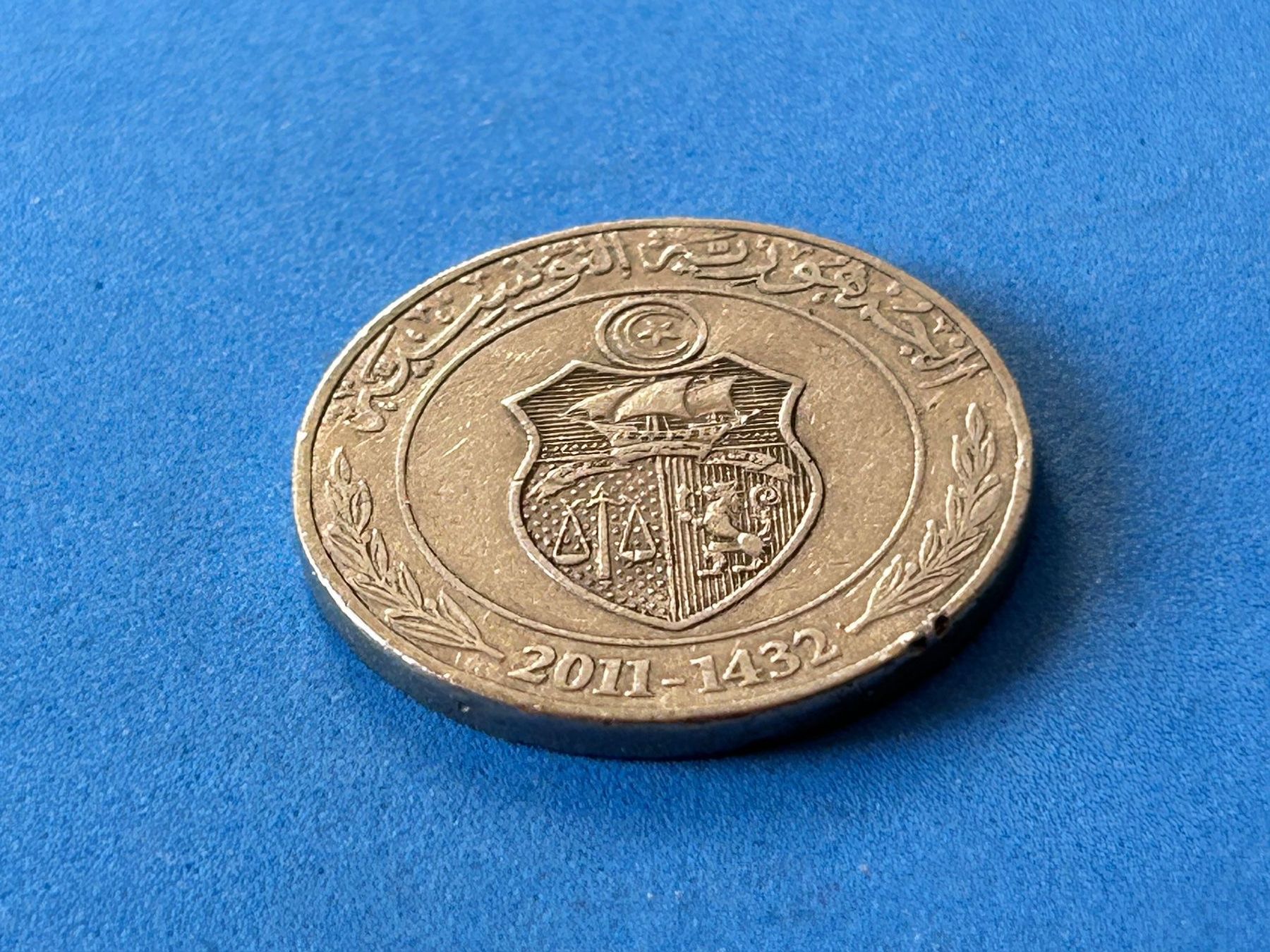Alle Münzen: Tunisia - 1 Dinar - 2011 [Circulated] – Gebraucht aus Corcelles NE von AJKader 1