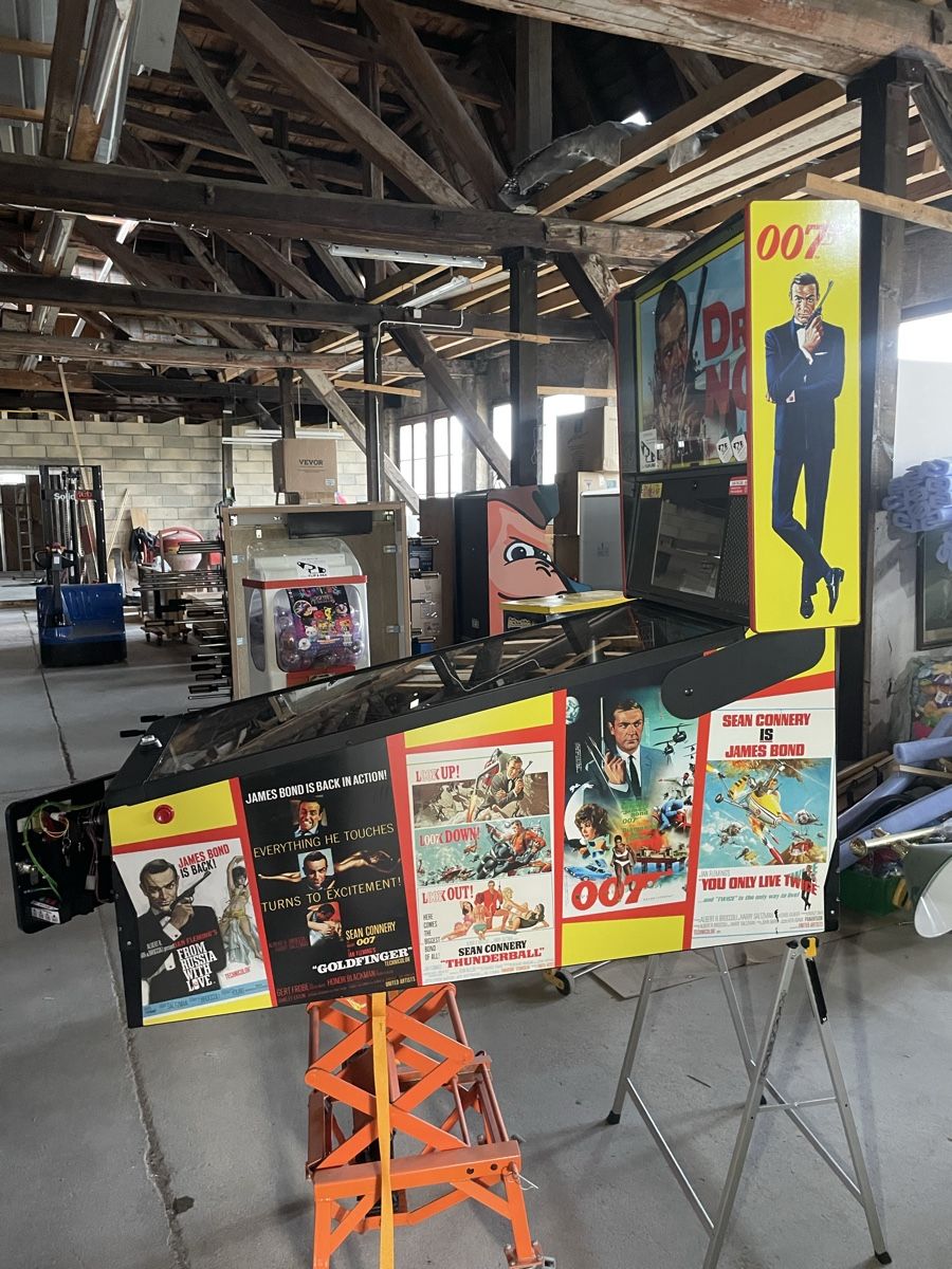 Stern Pinball Flipper: Vends flipper stern James bond pro – Usato da Les Brenets venduto da serialdrink