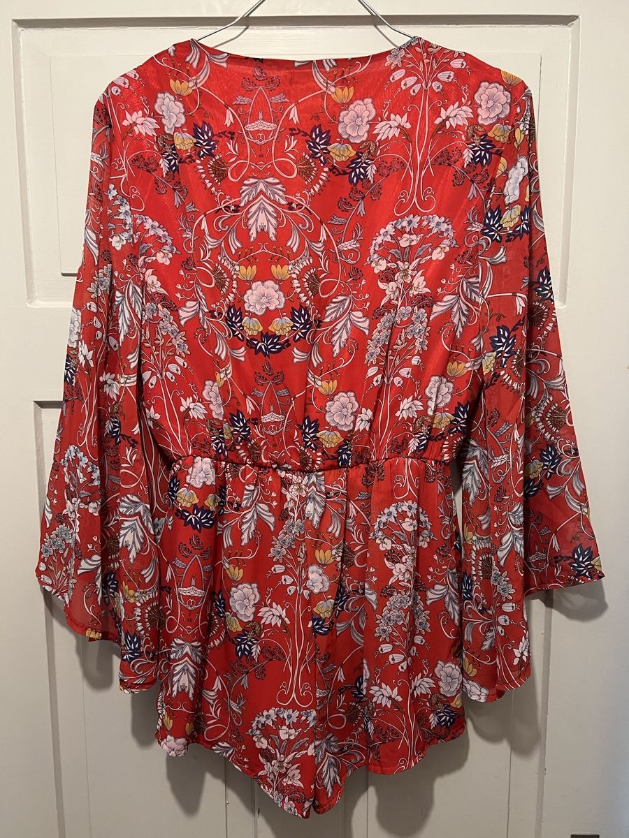 Tute: Roter Sommer Romper mit Blumenmuster – Usato da Zürich venduto da cac3 3
