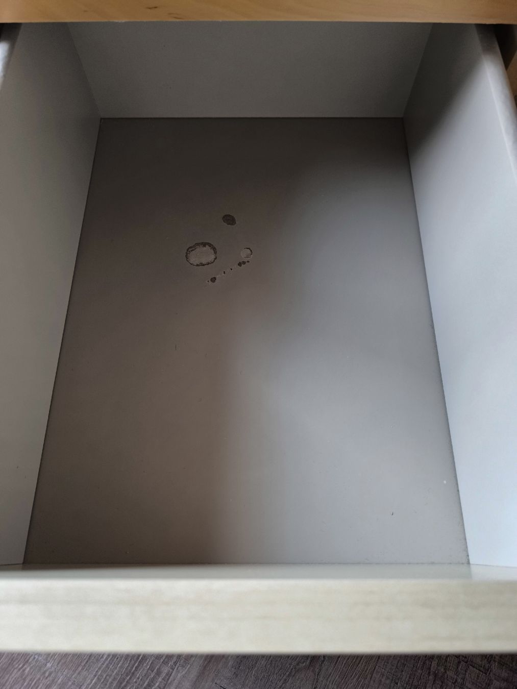 Ikea Tables de nuit: 2 Nachttischen von IKEA  MALM mit Gebrauchspuren – D'occasion à Oberwil-Lieli par Atom17 3