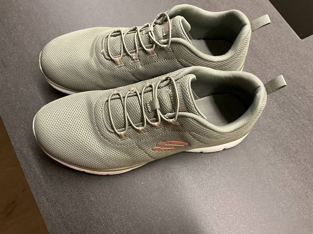 Skechers Chaussures femmes: Skechers Grösse 40 – D'occasion à baar par Wottau