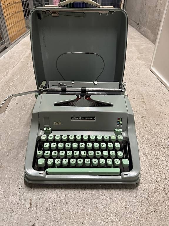 Hermès Macchine da scrivere: Machine à écrire Hermes Média 3 – Usato da VEVEY venduto da prussian_blue