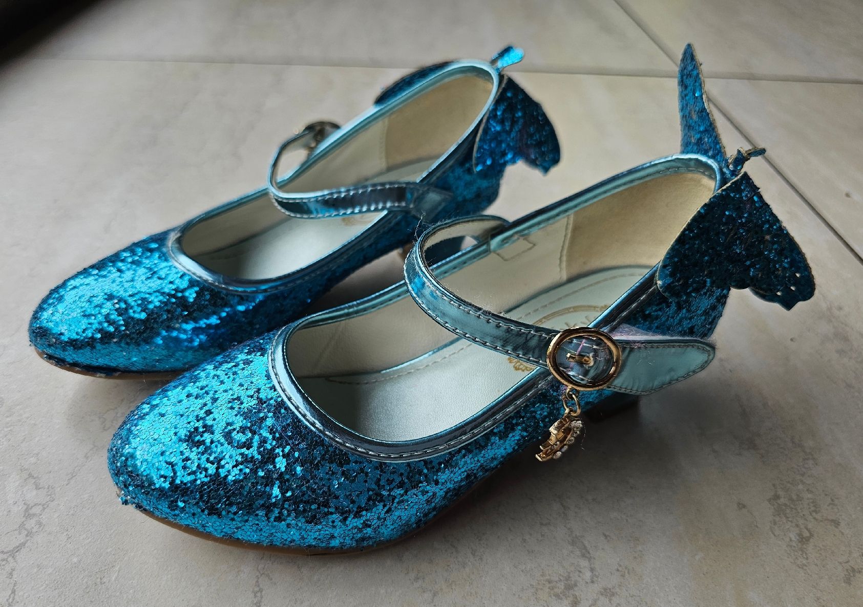 Chaussures filles: Glitzernde Mädchen Schuhe, Gr. 33 – D'occasion à Jaun par astix