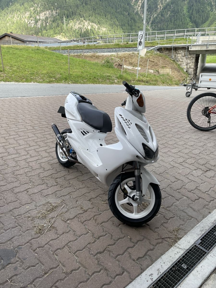 Yamaha Scooters: Yamaha Aerox – D'occasion à Bever par dan_hf8v 1