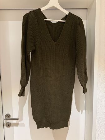 Strickkleid olivgrün mit V-Ausschnitt