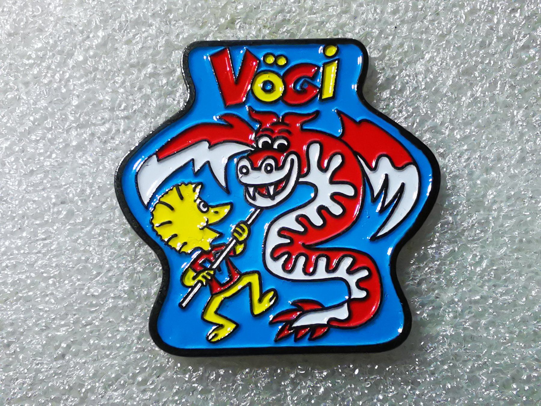 Placchette & Badge: Ansteckpin 54: Vögi – Usato da Oppligen venduto da Pin-Fall-Shop