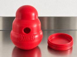 KONG Wobbler Futterspielzeug für Hunde Rot 15 cm