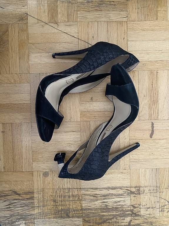 Scarpe da donna: Schwarze Sandaletten mit Aufsatz – Usato da Laufen venduto da Looc_ 1
