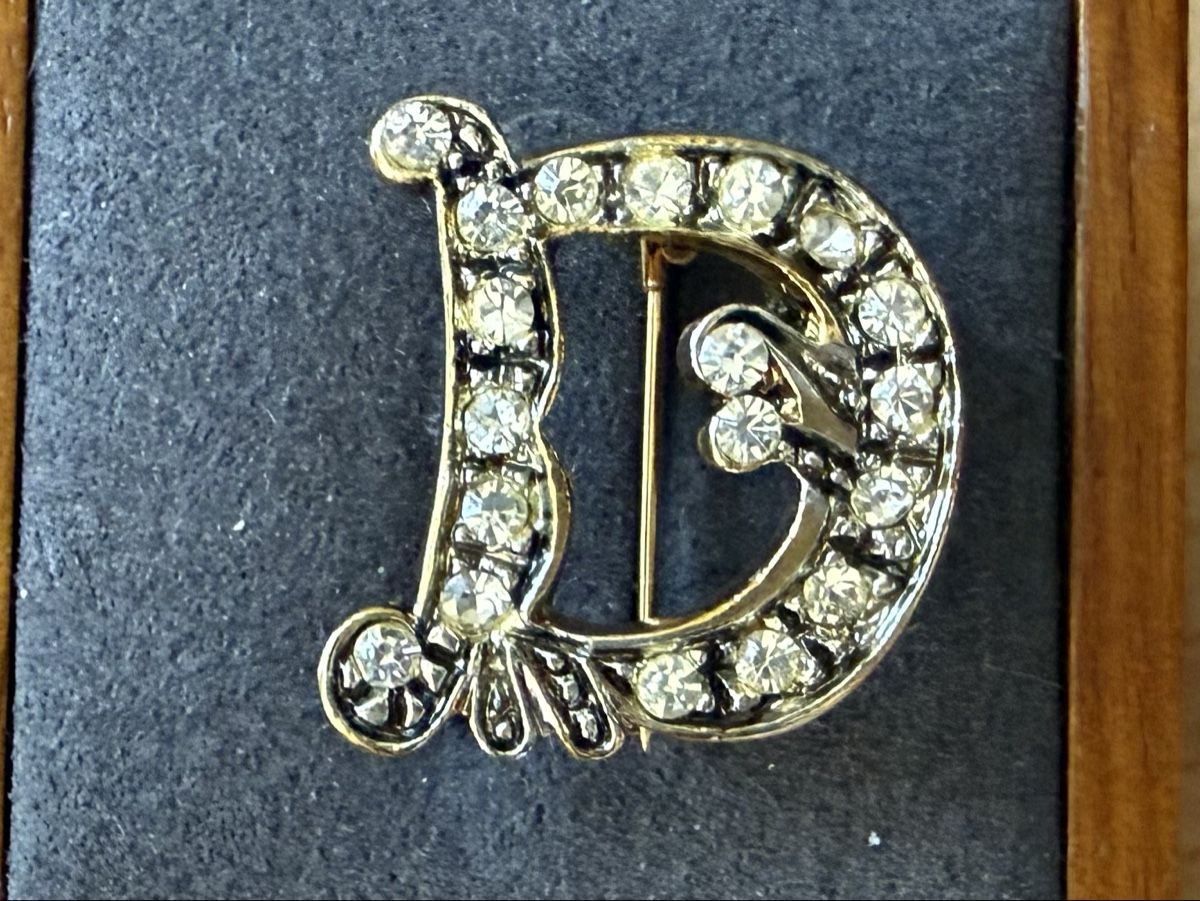 Broches & Aiguilles: Vintage-Brosche mit Initiale D goldfarben mit Strass. – D'occasion à Lamone par LaCantinaMagica