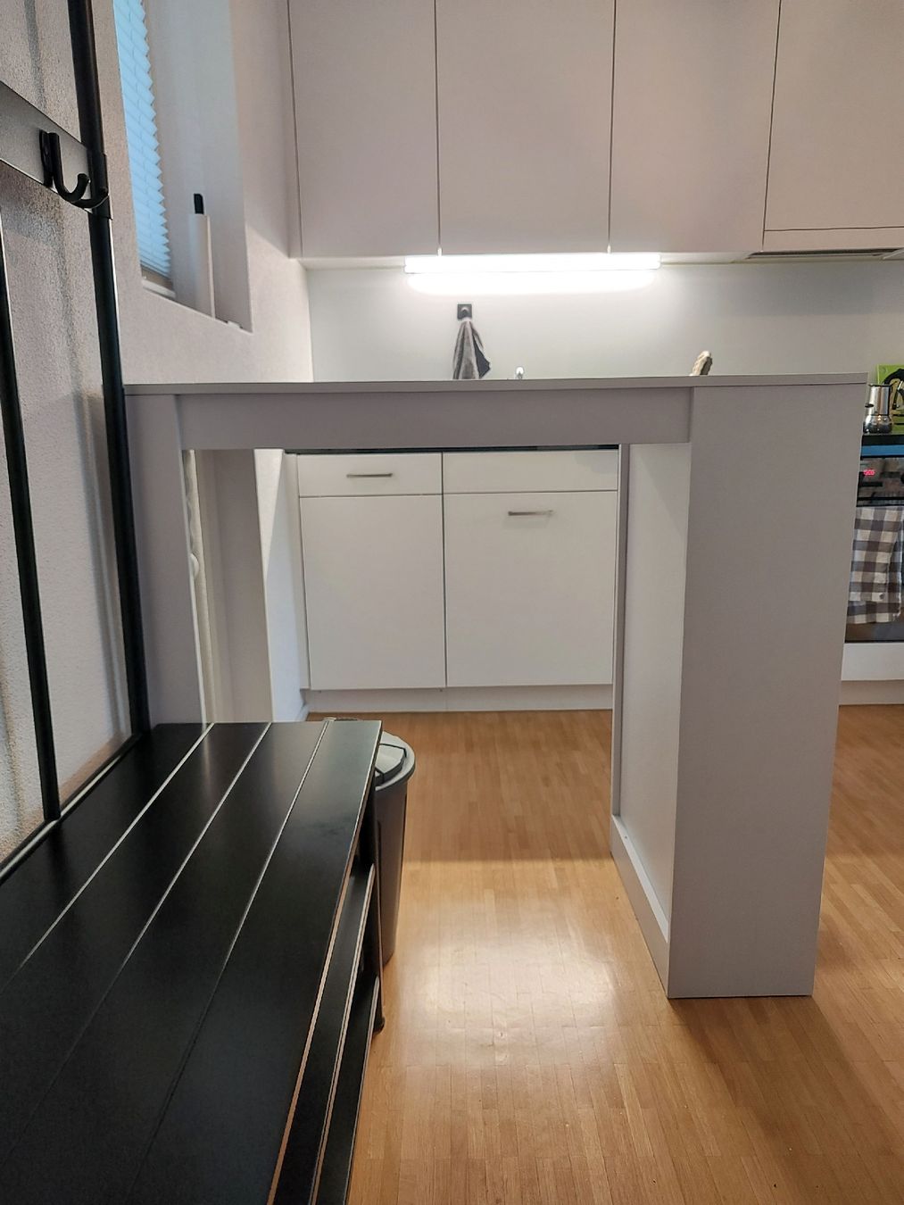 Tische: White Bar Table with Integrated Storage Shelves – Gebraucht aus Glattbrugg von wki_jq8f 3
