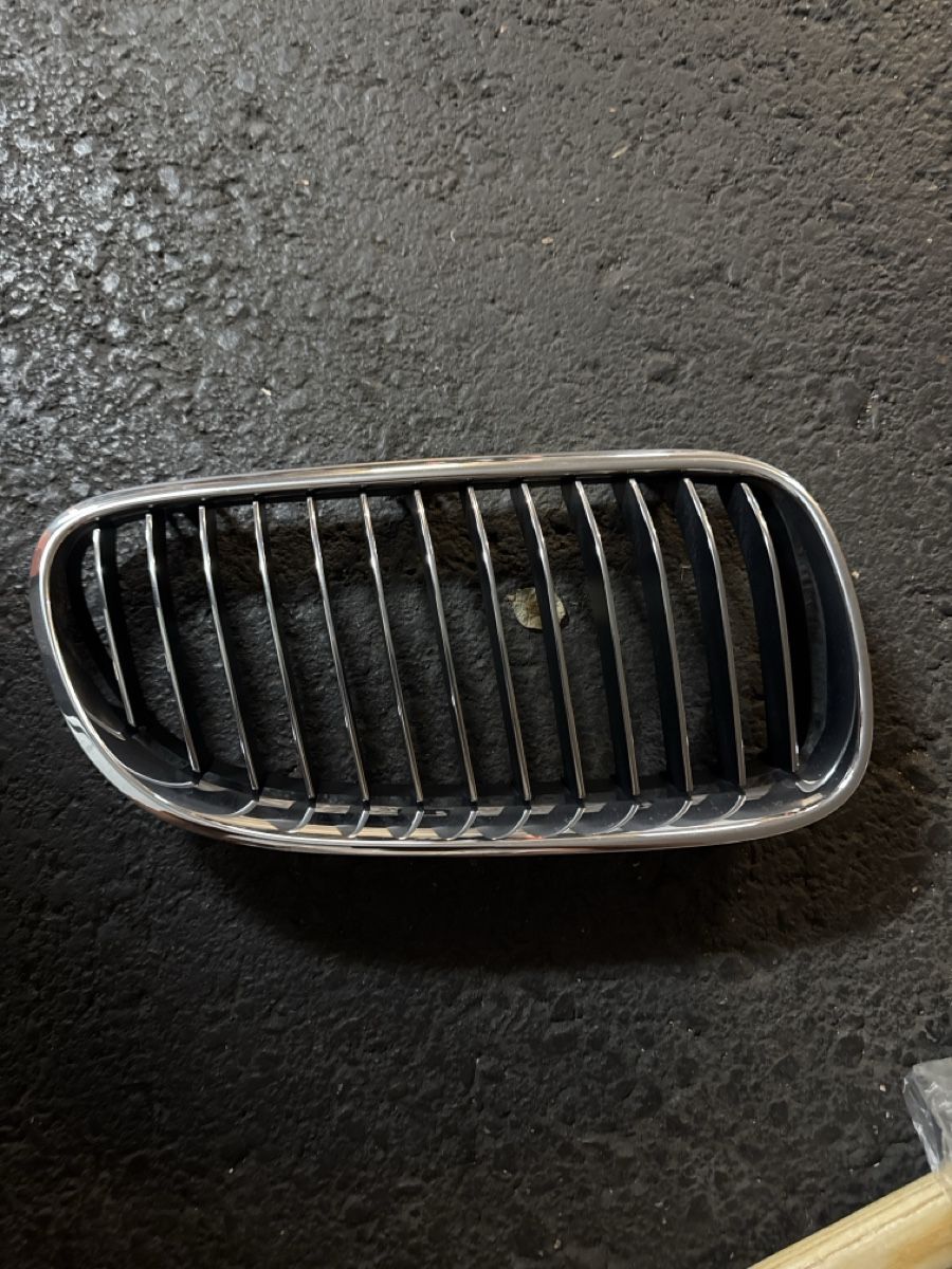 BMW Toutes les pièces détachées: Kühlergrill Chrom – D'occasion à Rothenburg par stefan01989