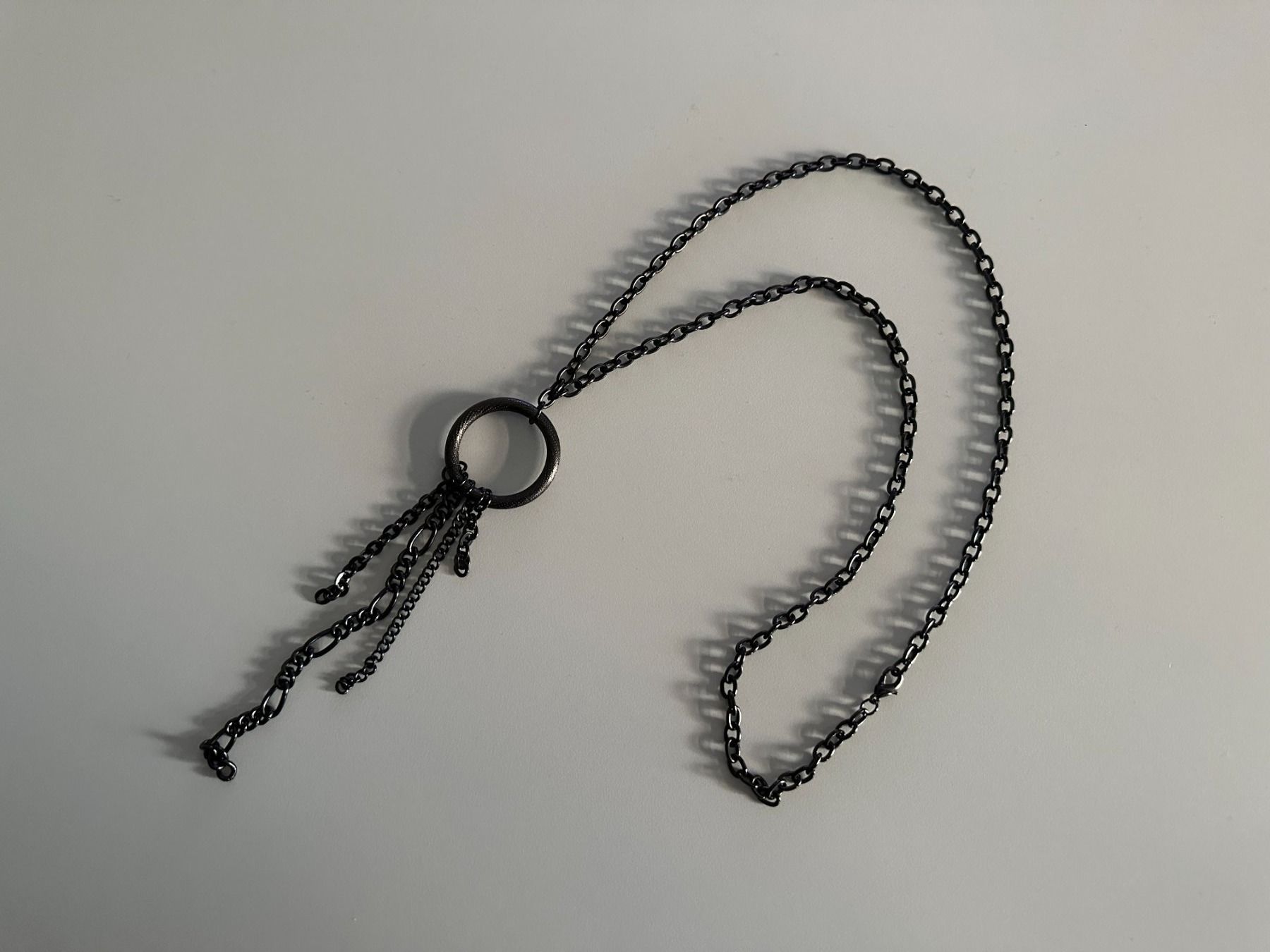 Catenine: Kette schwarz mit Ring-Anhänger – Usato da Zürich venduto da Diazaio