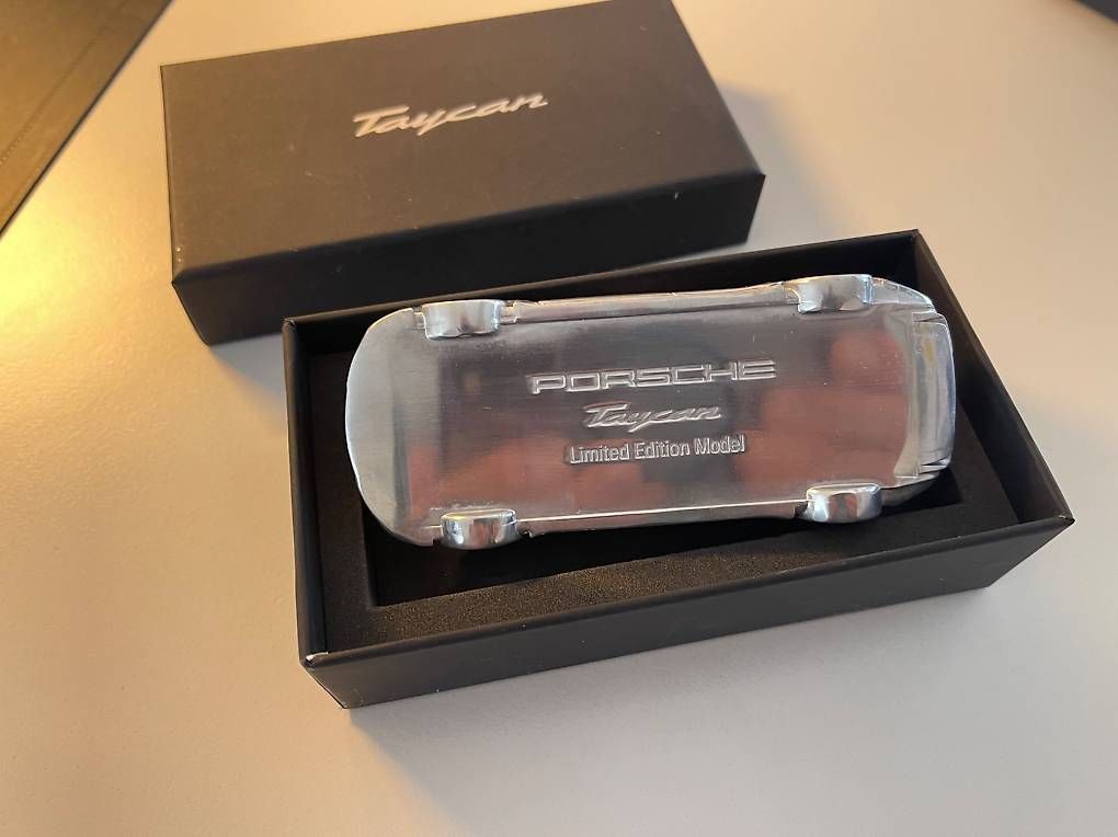 Toutes les décorations: Briefbeschwerer Porsche Taycan, Limited Edition – Neuf (Voir description) à St. Gallen par athusan 1