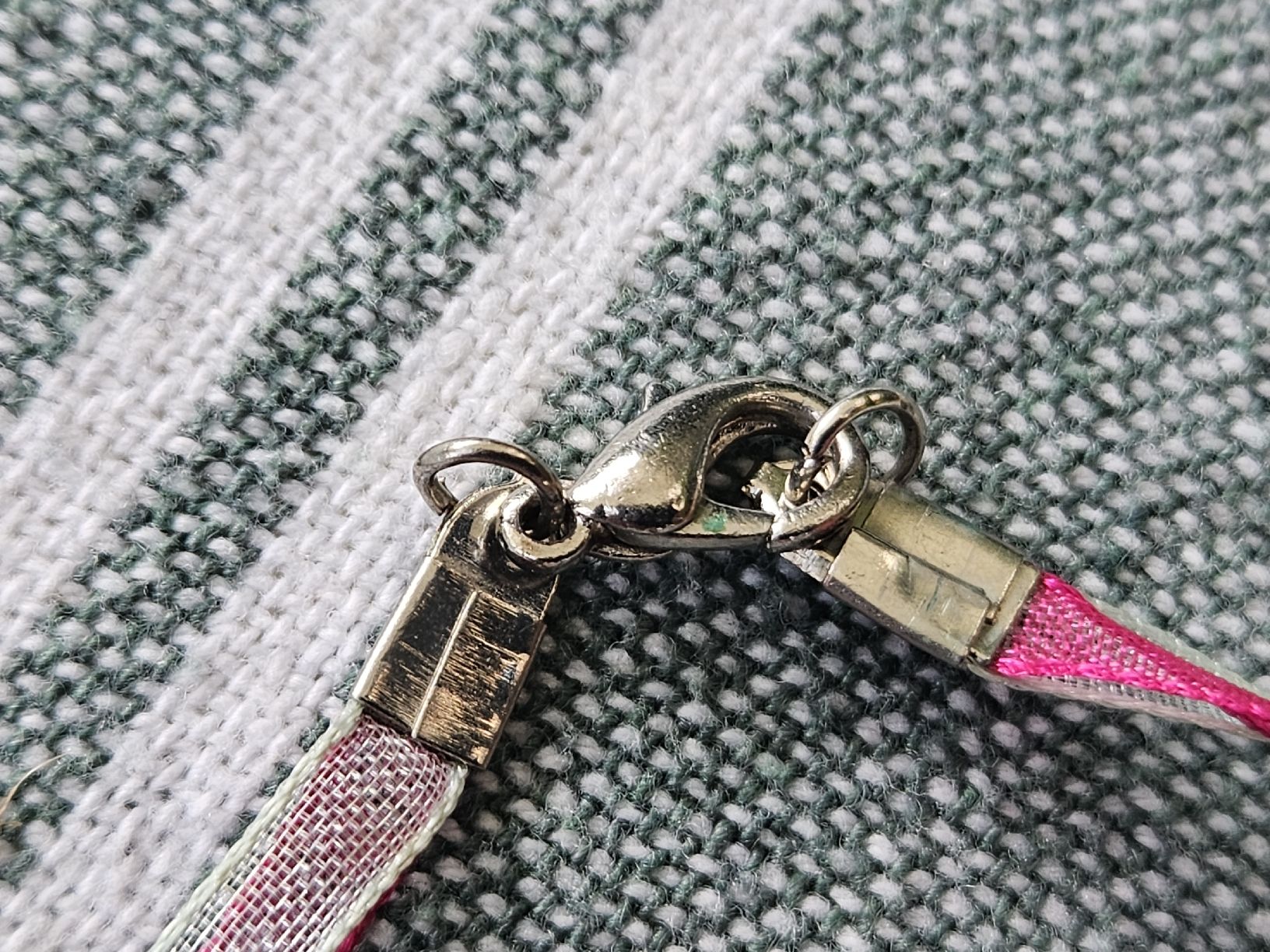 Catenine: Halsband Bändchen pink weiss – Usato da Wettingen venduto da Sk8ertomda 2
