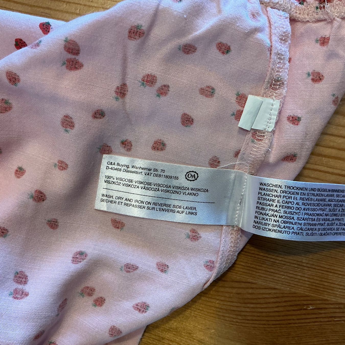 C&A Camicette, T-shirt & Top: Leichte Sommer-Bluse mit Erdbeerenprint,  Gr. 140 – Usato da Aesch BL venduto da Fortexx 4