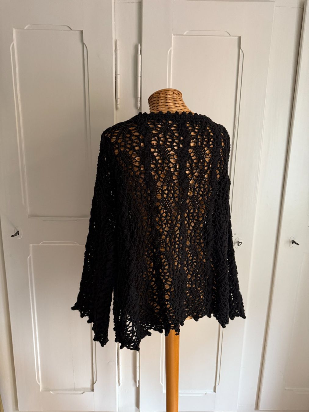 Pulls & Sweat-shirts: Strickpullover schwarz mit Lochstickerei M-L – D'occasion à Zürich par Diazaio 2