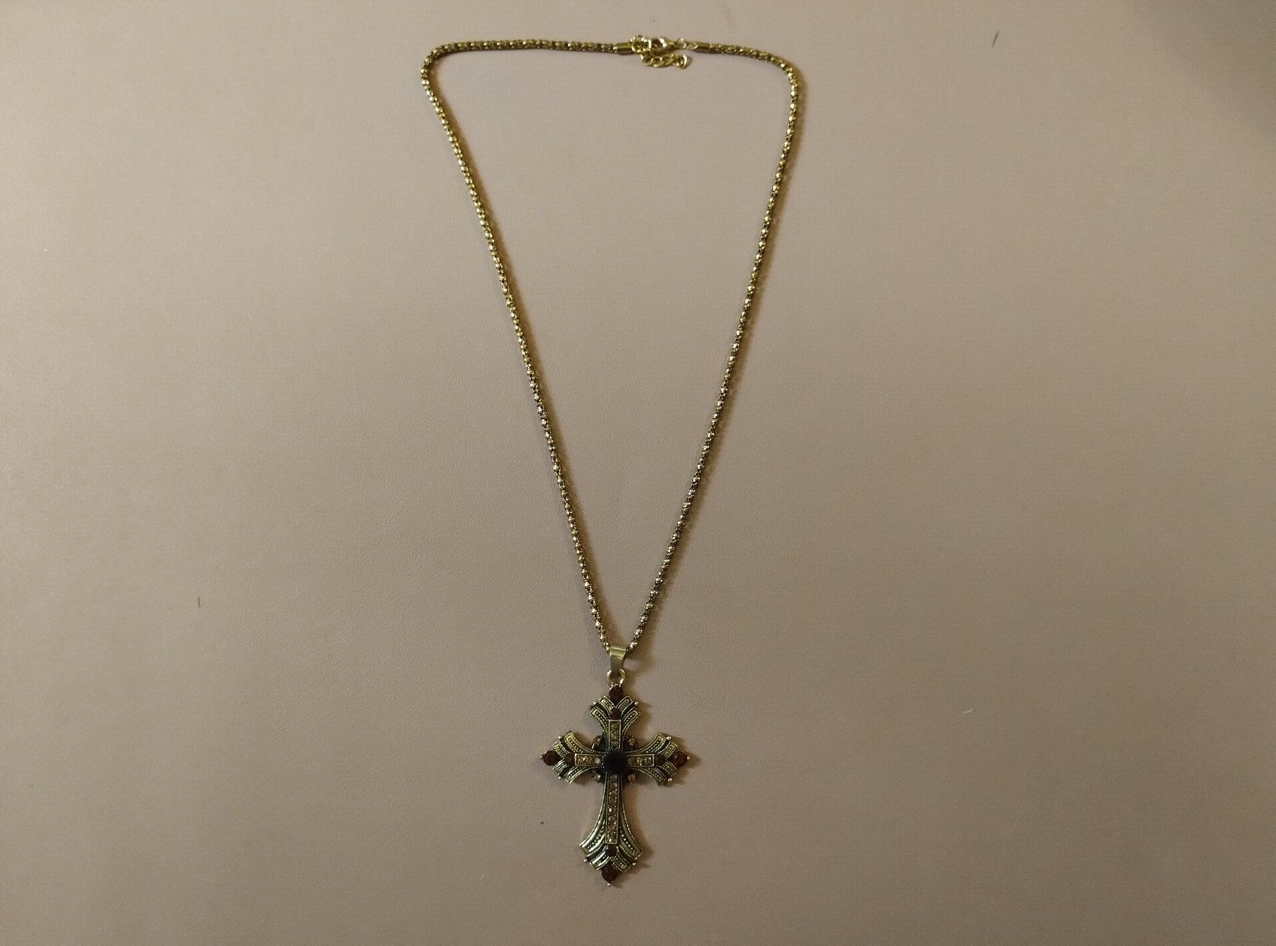 Ketten: Krusifix Halskette Vintage Stil Schwarze Steine - Collier – Neu (gemäss Beschreibung) aus Bussigny von NATURALO