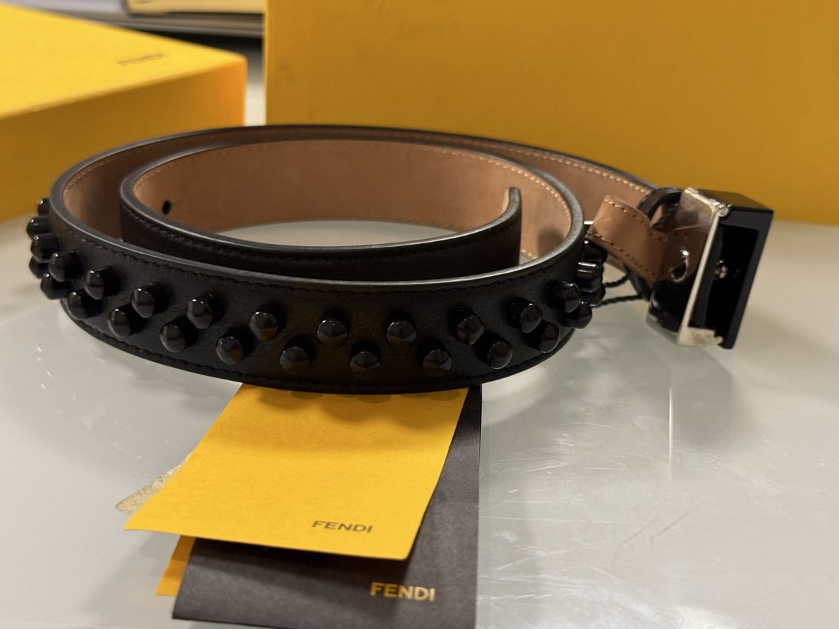Fendi Cinture: Fendi Black Leather Belt with Studs – Nuovo e nell'imballaggio originale da Luzern venduto da Antiquesonline 3