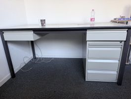 Bürotisch mit Schubladen grau weiss gebrauchter Zustand