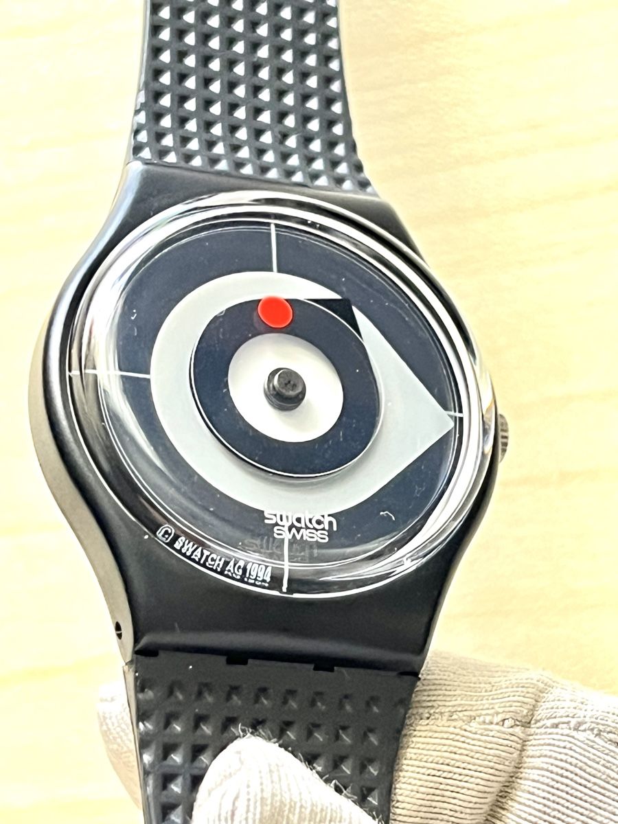 Swatch Orologi: Swatch Uhr schwarz mit rotem Akzent  – Usato da Grenchen venduto da chththl 5