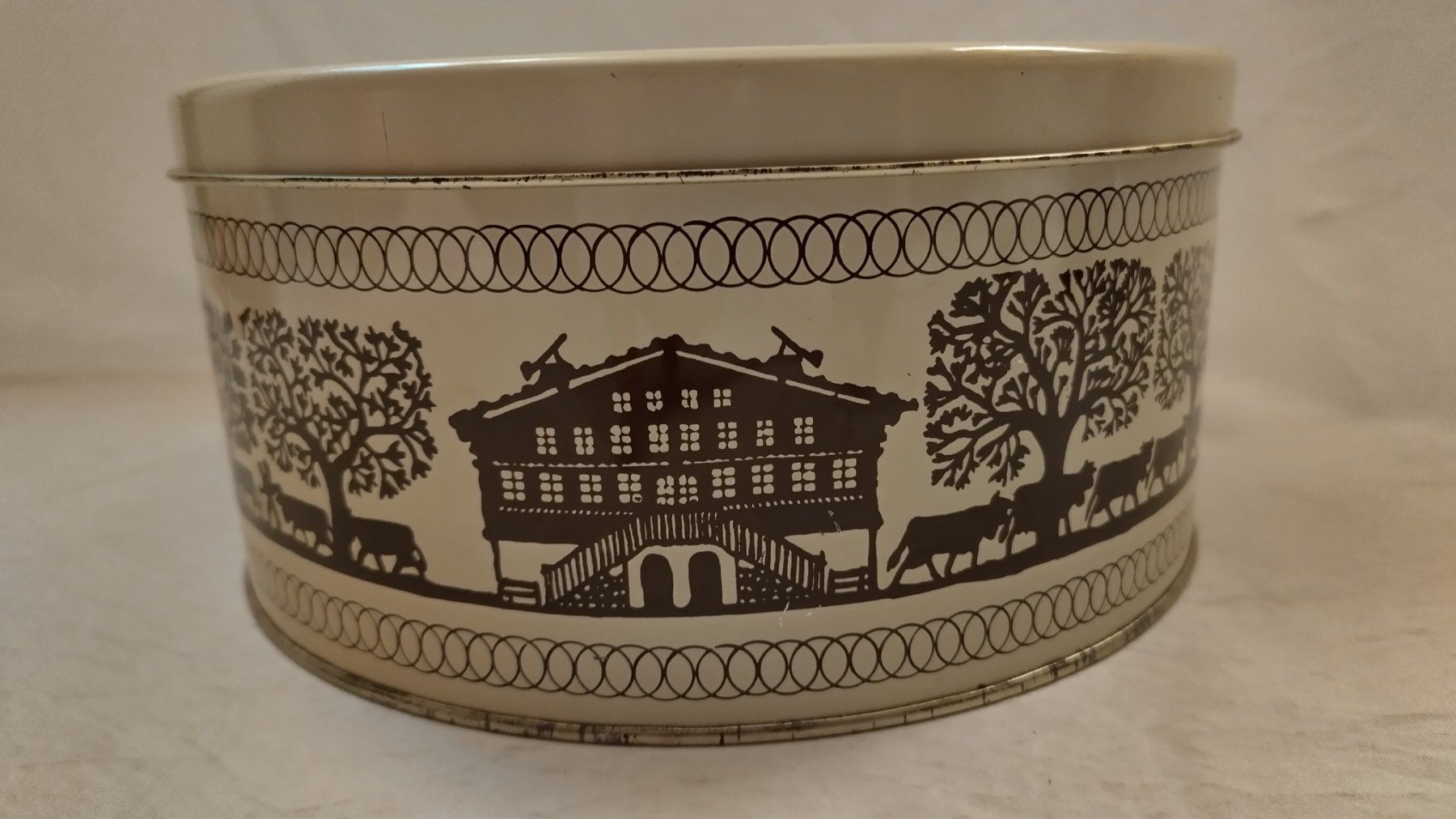 Grafica & Litografie: Blechdose "Scherenschnitt" / Kühe und Bauernhaus – Usato da Bellach venduto da JingleJerry 1