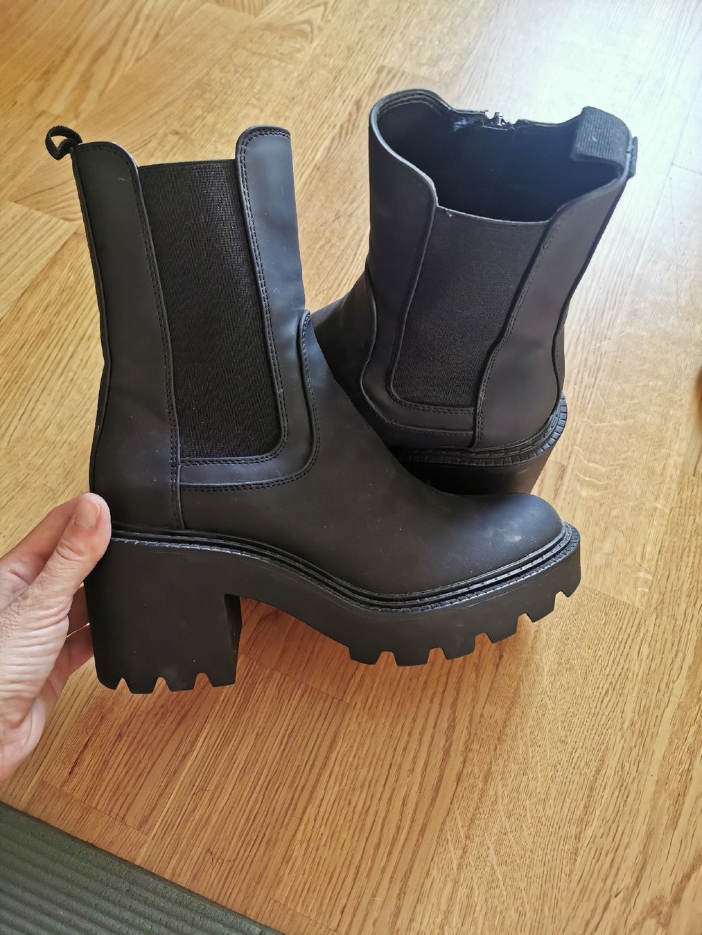 Scarpe da donna: Stiefel gr. 37 – Usato da Sempach venduto da .1SecondBrands.