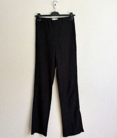 Schwarze Stoffhose H&M mit Faltenmuster und Schlitz 
