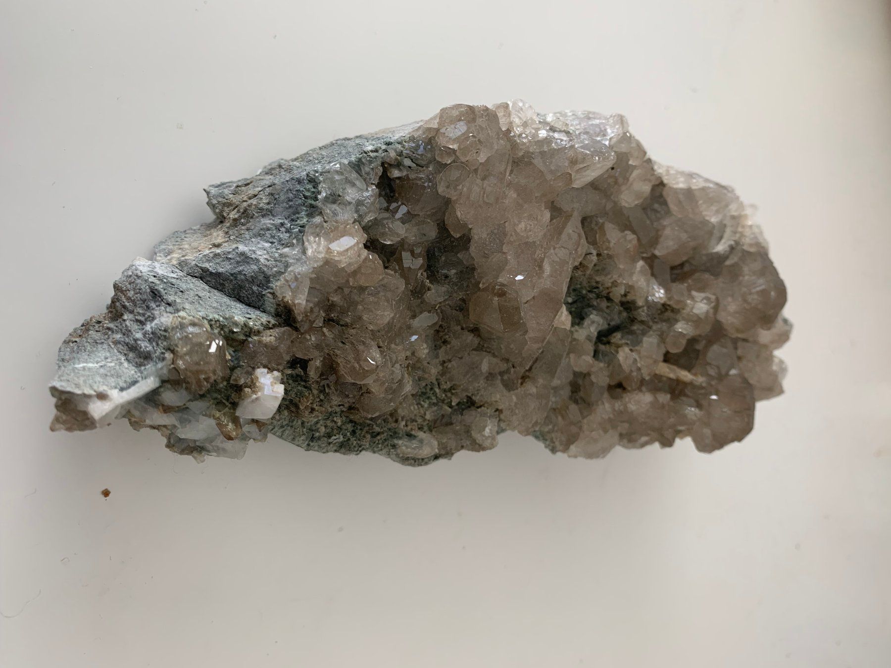 Minerali & Pietre curative: Rauchquarz-Stufe / Druse auf Matrix – Usato da Ostermundigen venduto da pas_x9nv