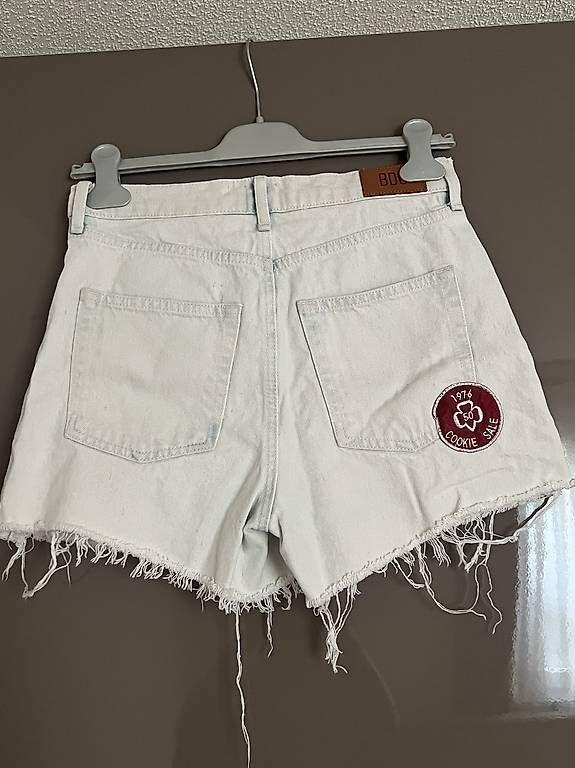 Urban Outfitters Jeans: Urban Outfitters JeansShorts – Gebraucht aus Bretzwil von .Schoggi. 1