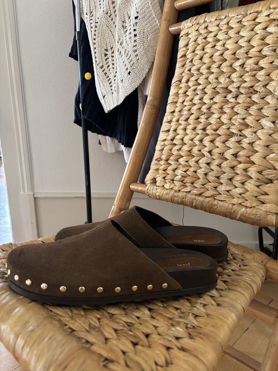 Scarpe da donna: Lederclogs mit Nieten, Zara (40) – Nuovo (secondo la descrizione) da Bern venduto da Charlot19