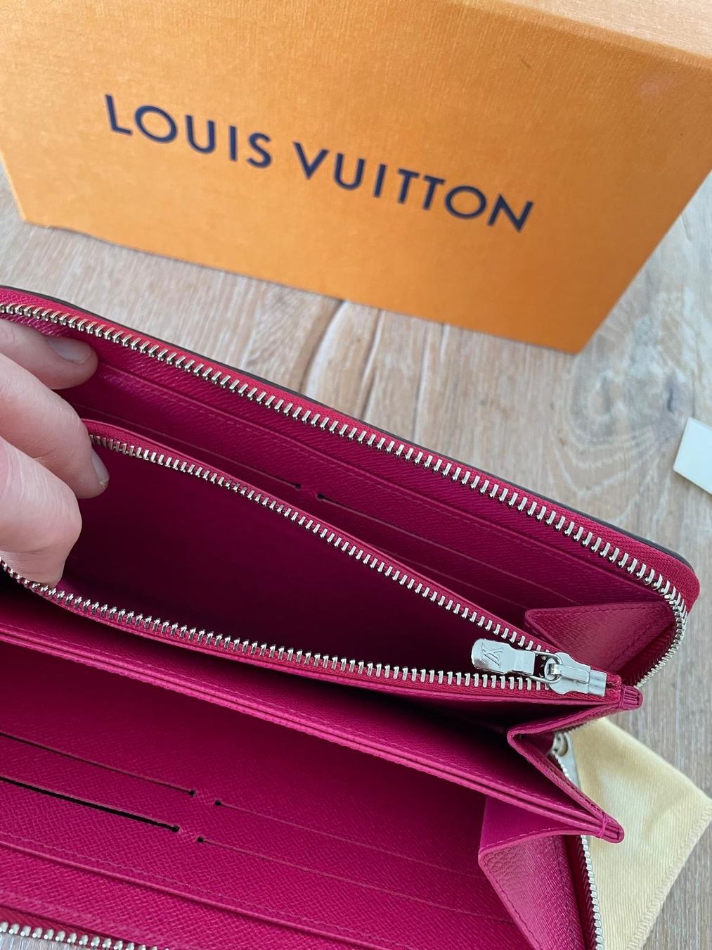 Louis Vuitton Portamonete: LOUIS VUITTON Zippy Geldbörse – Usato da Oberrieden venduto da sardi03 2
