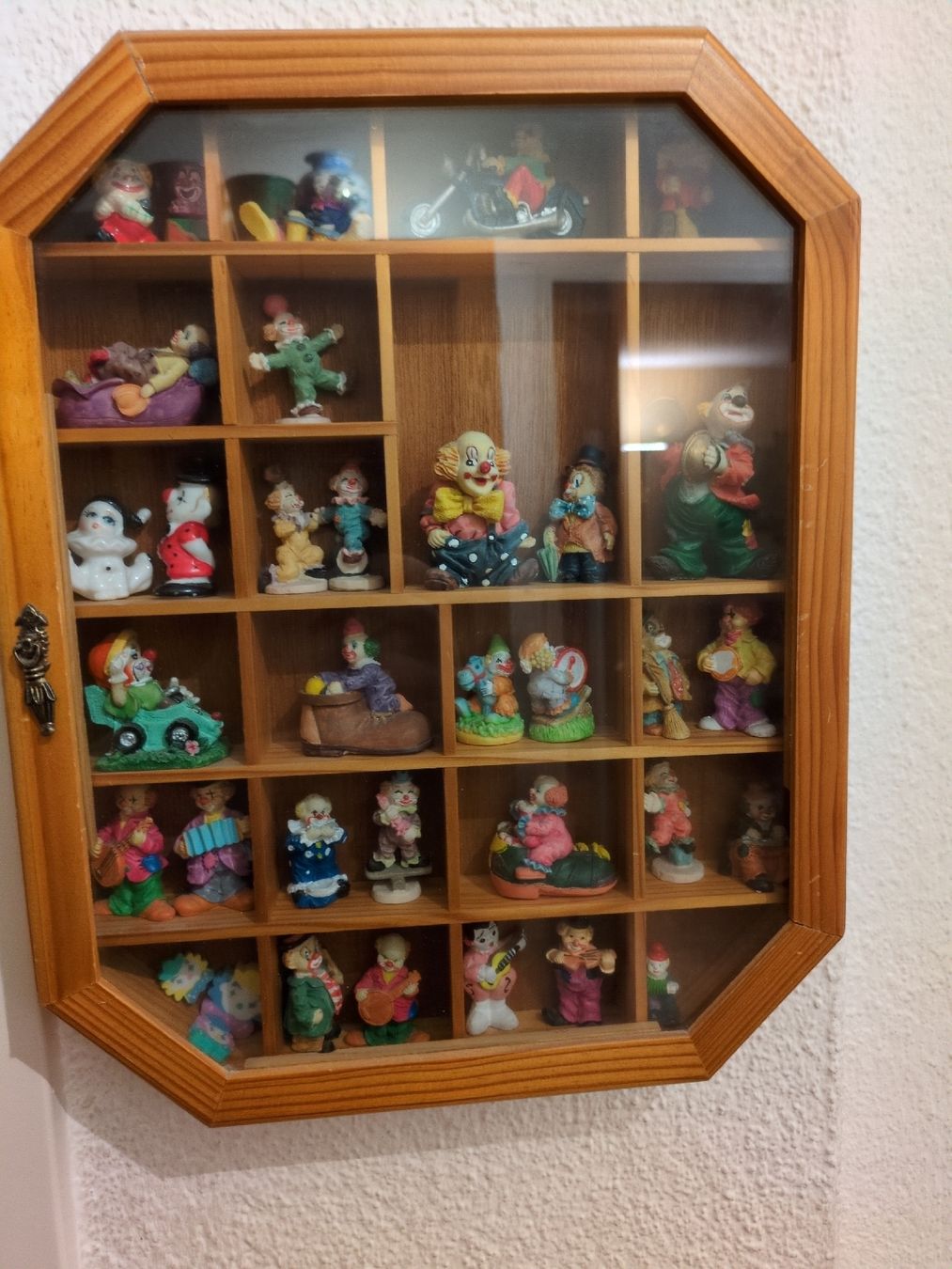 Vetrine: Holz-Vitrine \ Setzkasten mit Clown Sammlung – Usato da Meilen venduto da Frensch7 3
