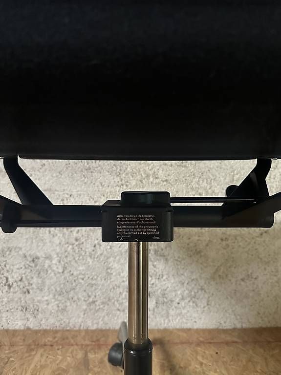 Vitra Stühle: Original Vitra Chair EA107 – Gebraucht aus Biel/Bienne von sec_2llb 4