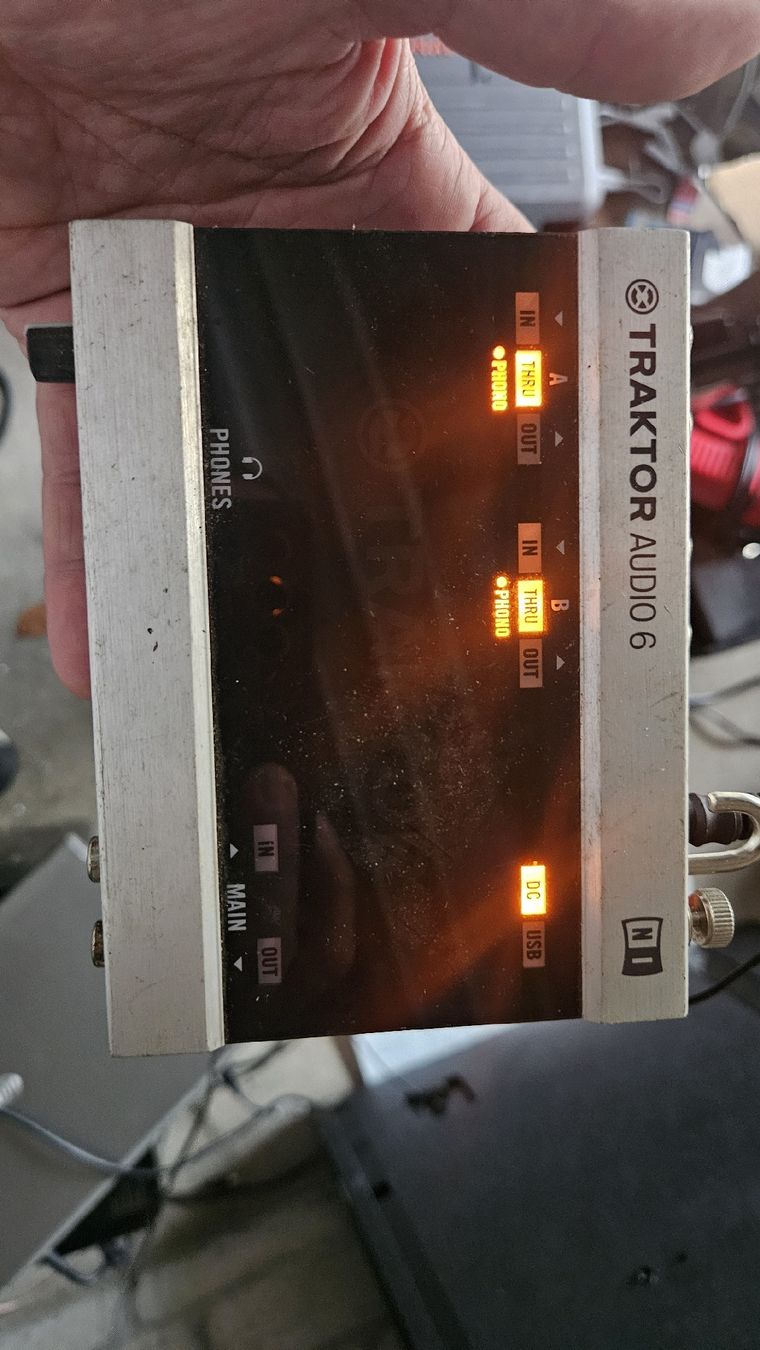 Equalizer: Native Instruments Traktor Audio 6 DJ Interface used – Gebraucht aus Sachseln von laz_65cg