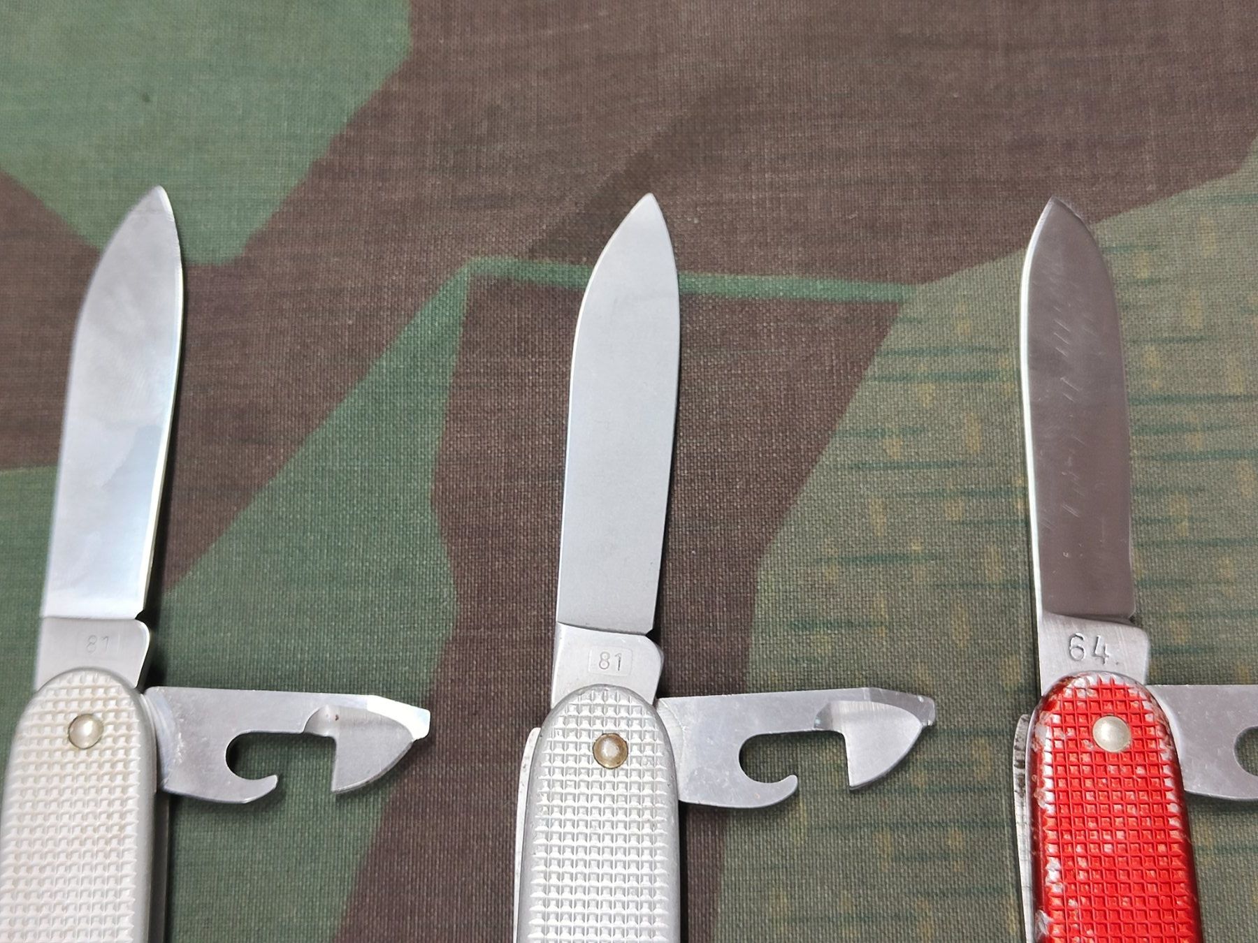 Schweizer Armee Taschenmesser: 3 Soldatenmesser gebraucht, W81, W81, E64 – Gebraucht aus Bauma von SwissMilitaria 3