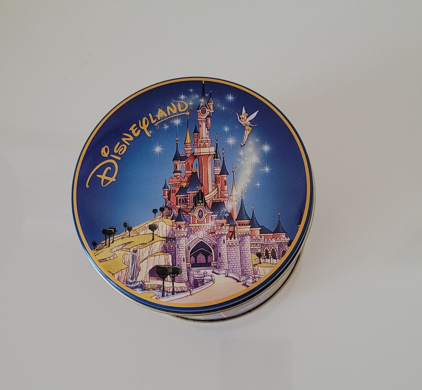 Sonstige Dekorationen & Accessoires: Metall Dose Disneyland Paris rund – Gebraucht aus Zürich von fourpaws 4