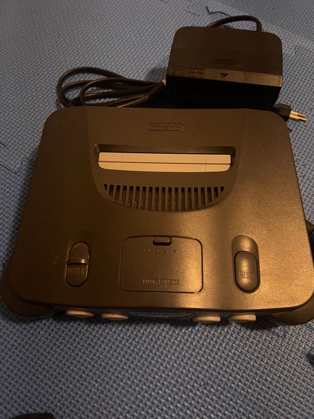Nintendo Console: Nintendo 64 / N64 Konsole mit 2 original Controller – Usato da Gossau SG venduto da schlitzerdemon 1
