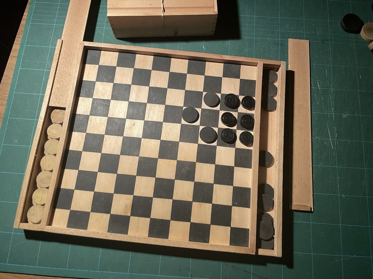 Jeux: Jeu d’échecs et de dames  – D'occasion à Biel/Bienne par Galaq 4