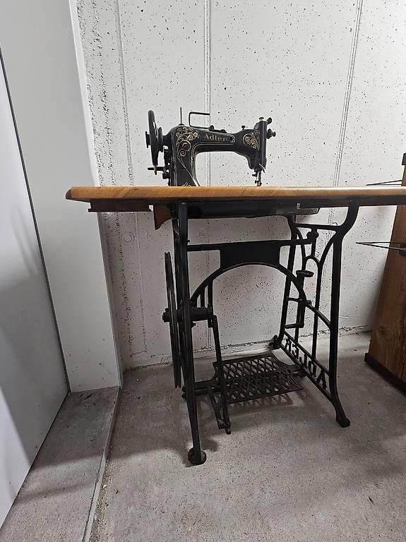 Macchine da cucire: Nähmaschine mit Tisch – Usato da Pfäffikon SZ venduto da sgr87 1