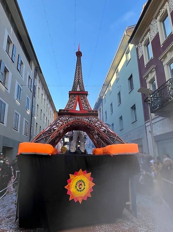 Giocattoli: Tour Eiffel gonfiabile – Usato da Chiasso venduto da pao_8chd 2