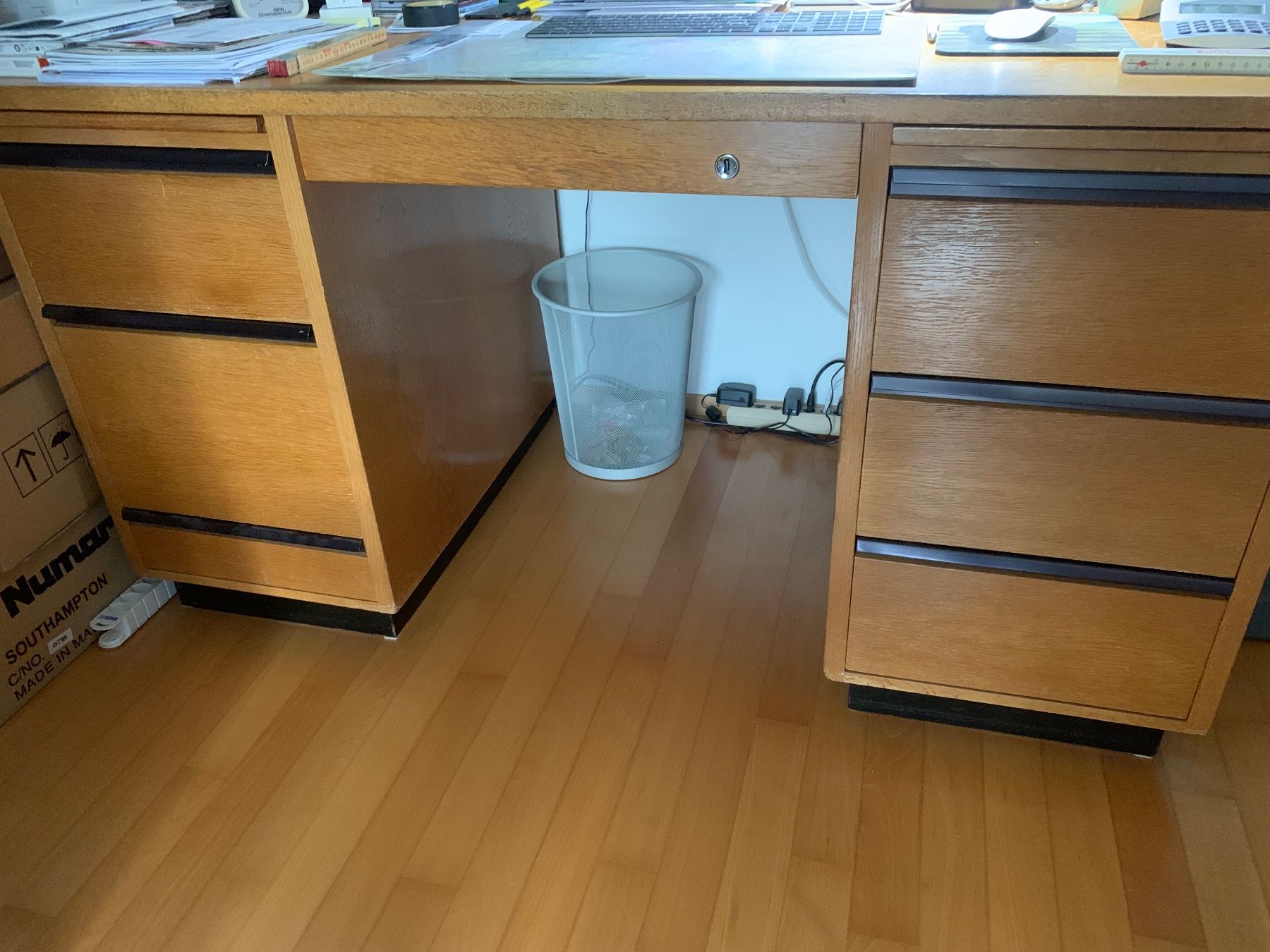 Bureaux: Massiver Schreibtisch – D'occasion à Bremgarten b. Bern par Samsung0