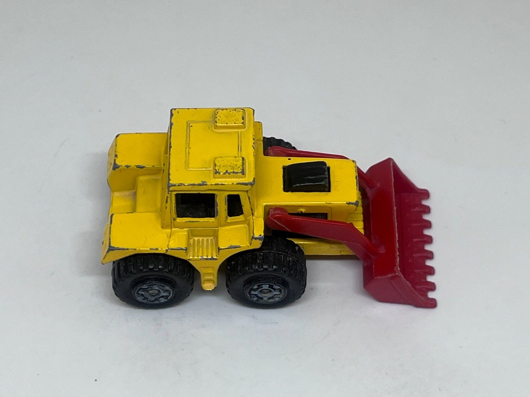 Matchbox Modellini d'auto: Matchbox Tractor Shovel #64 – Usato da Wildegg venduto da LaaBoutique 1