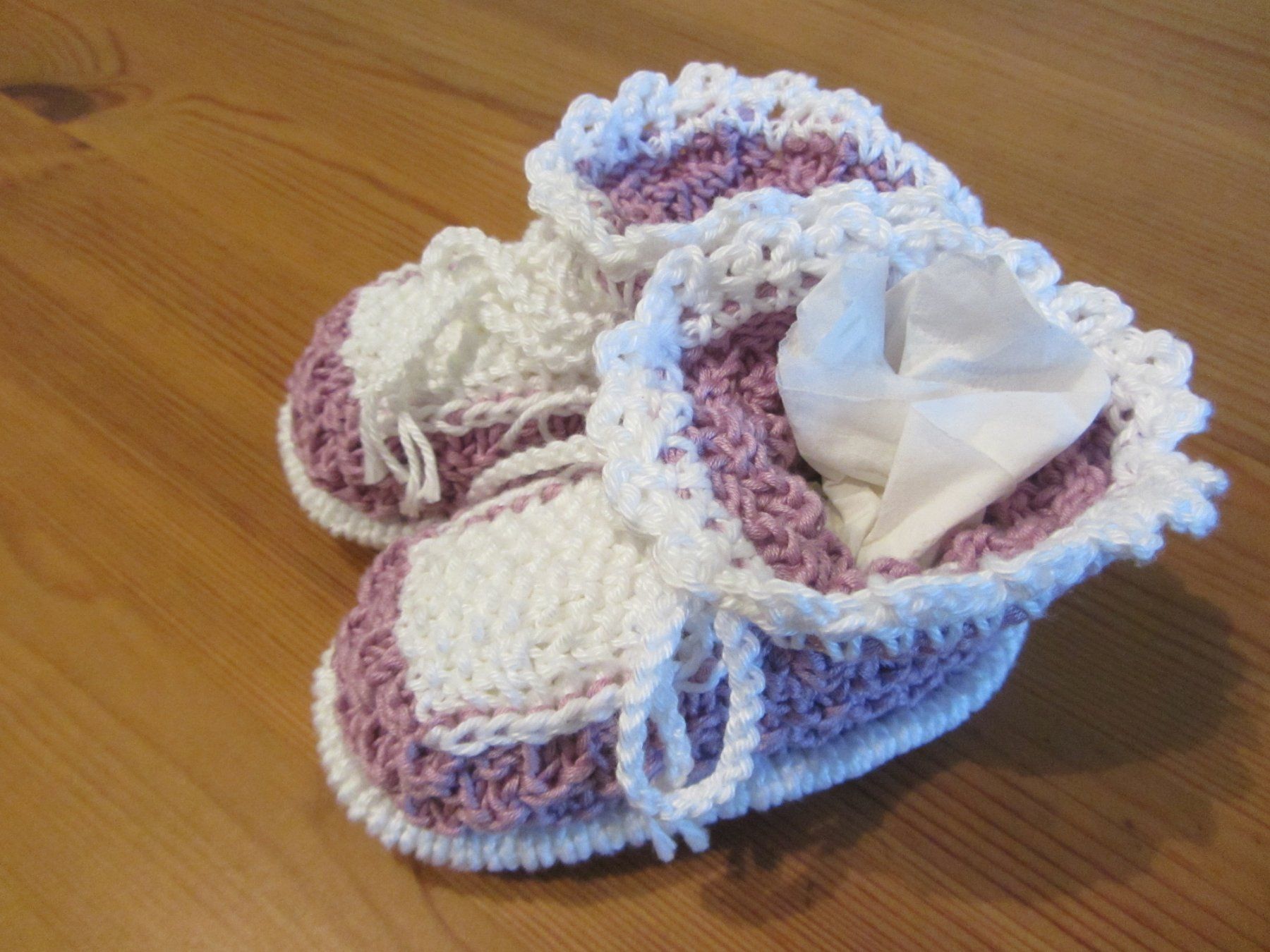 Calze per bambini: Baby Finckli Handarbeit gehäkelt. – Nuovo (secondo la descrizione) da Malters venduto da Hausi88 2