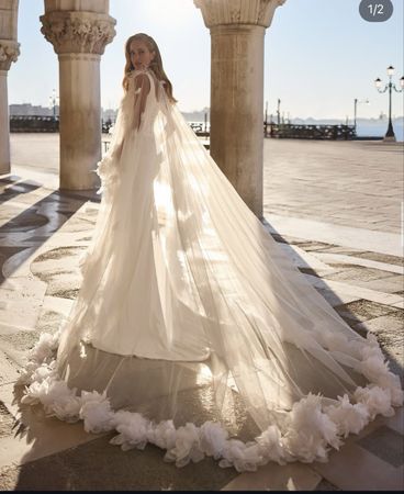 Elegantes Hochzeitscape mit langer Schleppe – neuwertig