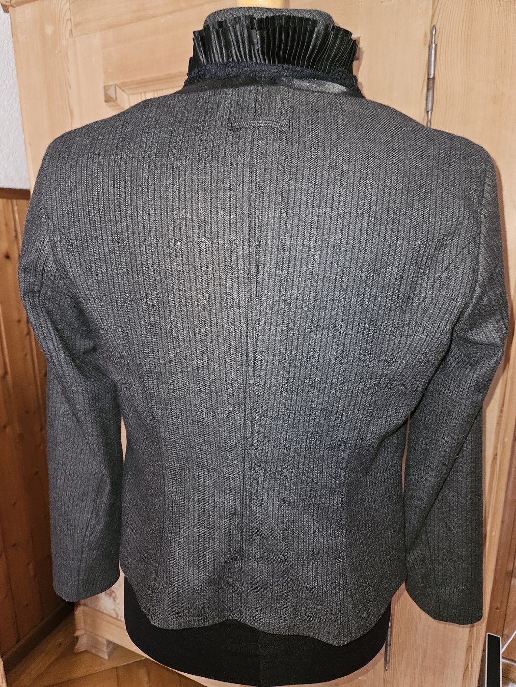 Jacken: Eleganter Damenblazer mit Rüschen, Grösse 40 – Gebraucht aus Rheineck von Eulalia40 6