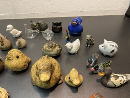 Konvolut von Tierfiguren aus Keramik, Glas und Stein