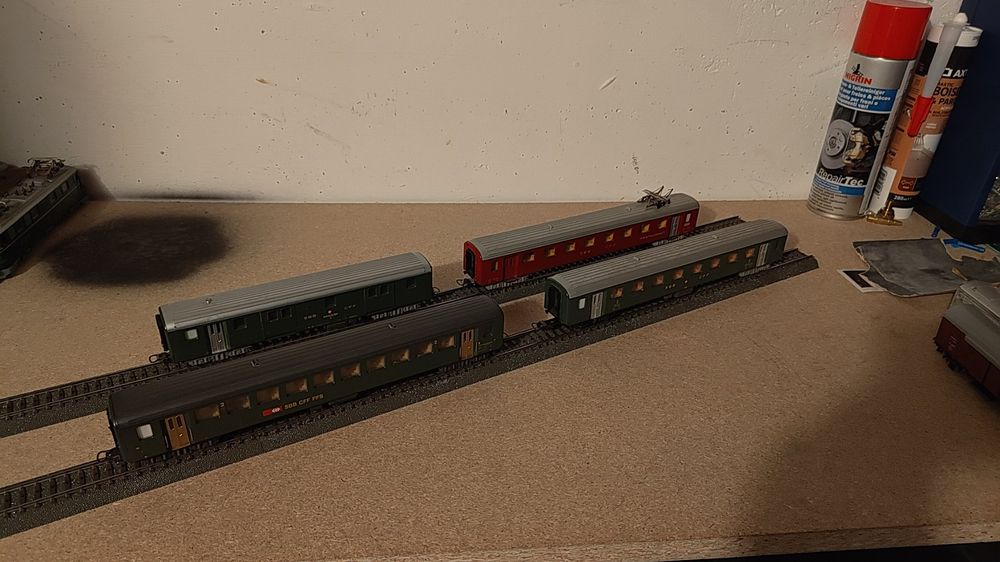 Lot De 3 Wagons Voyageurs HO - 2 LIMA Et 1 JOUEF - Époque 5 - Très Bon état