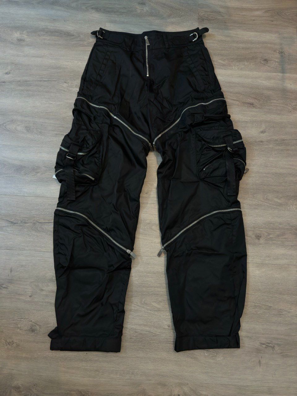 Off-White Pantaloni: Off-White Black Nylon Cargo Pants Size M Neu – Nuovo e nell'imballaggio originale da Wassen UR venduto da Mariianita