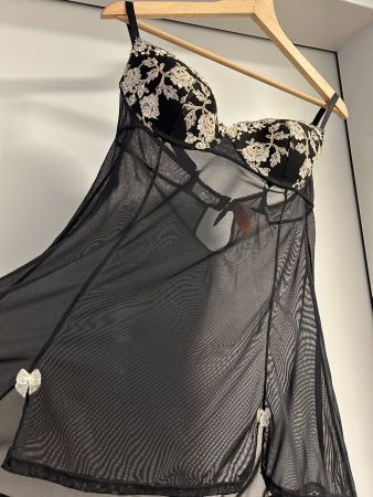 Elegantes schwarzes Dessous-Top mit integriertem BH & Spitze