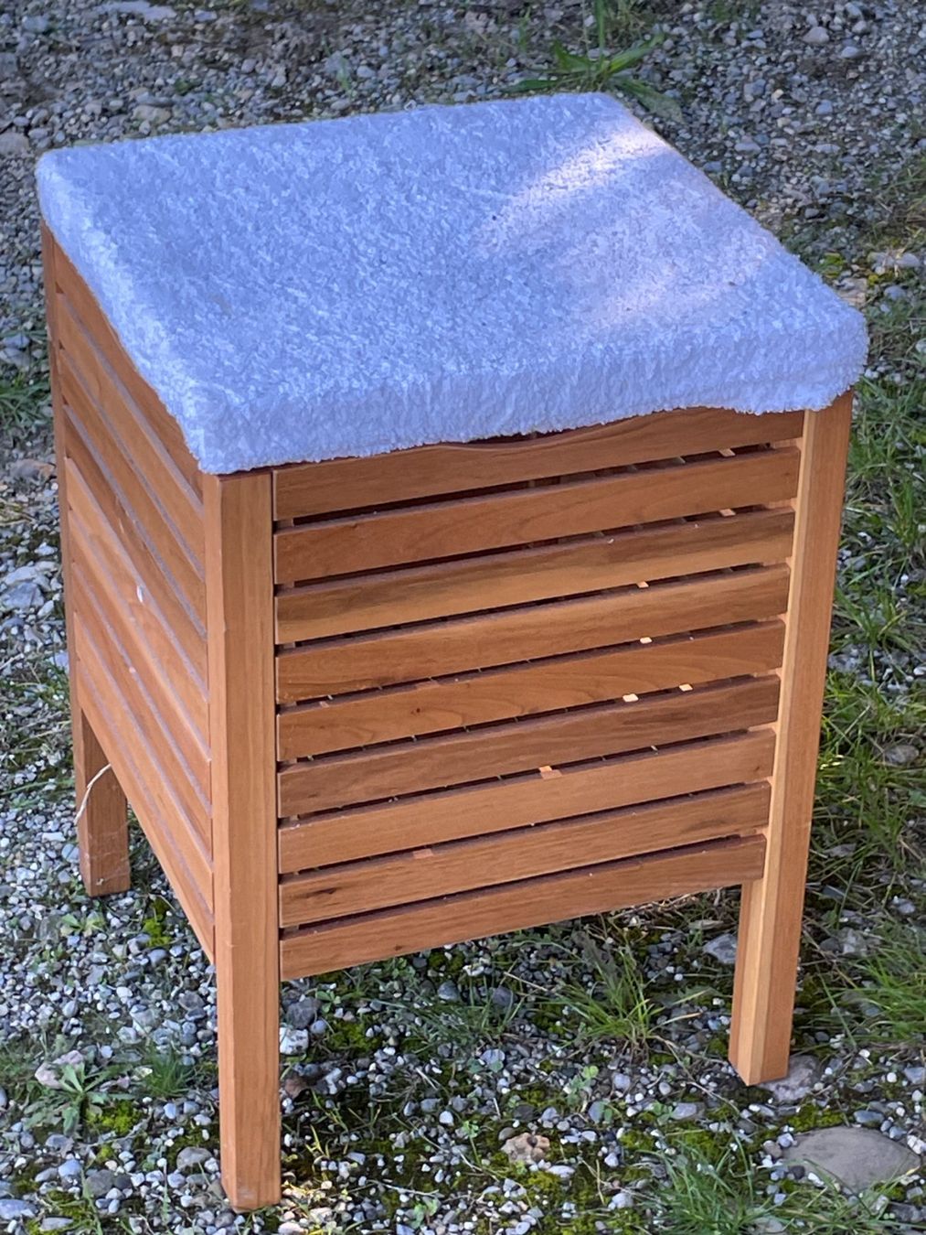 Hocker: Holzhocker/Wäscheeimer mit Kissen – Gebraucht aus Diessenhofen von pesch1406